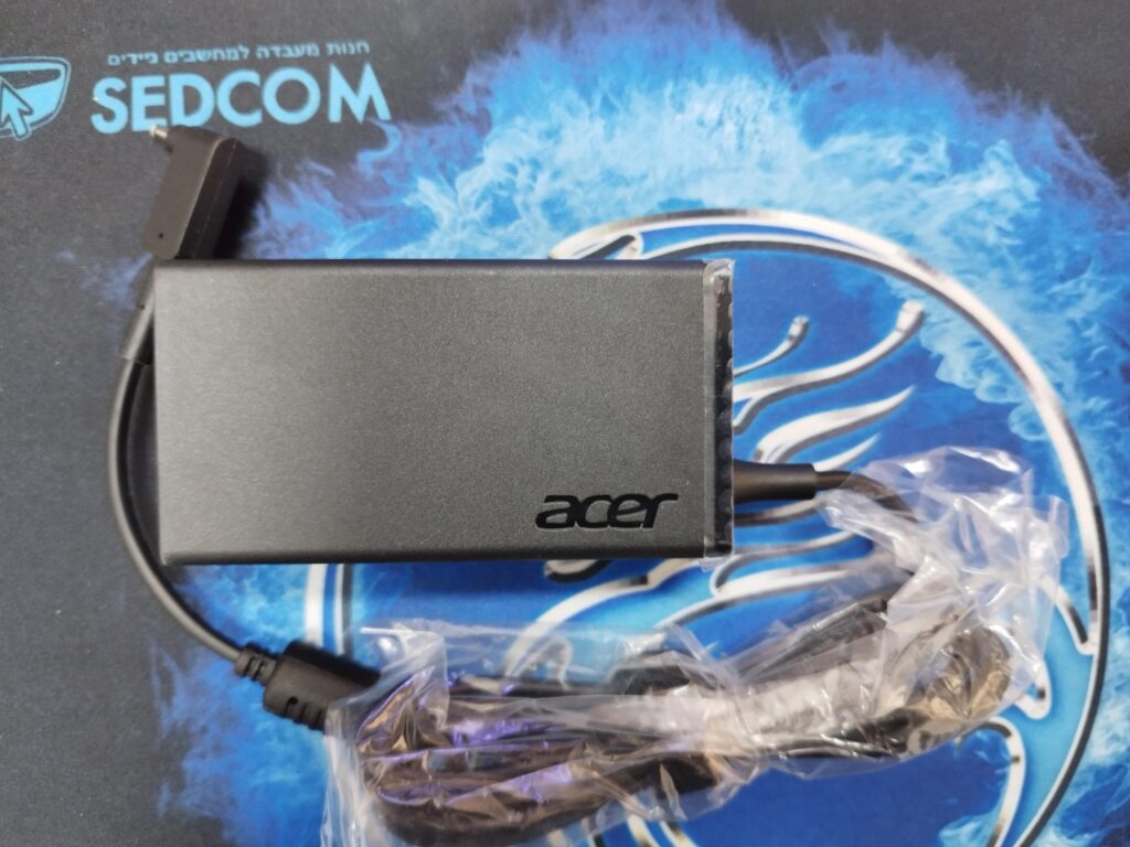 מטען מקורי של DELL בהספק 65W, מתאים למחשבים ניידים עם חיבור בגודל 4.0X1.7 מ"מ.